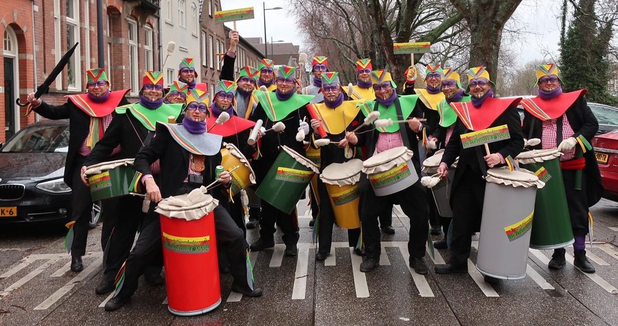 Oeteldonkse groep met trommels